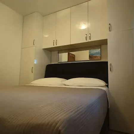 Apartment Srdarovic 3 *
