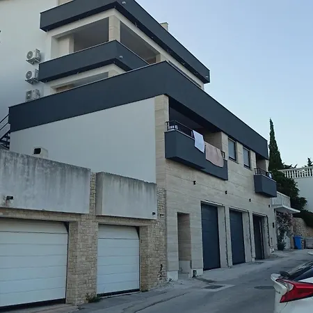 Apartment Srdarovic 3 *