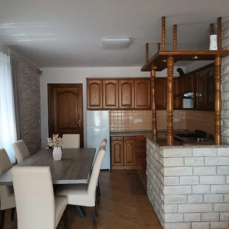 Apartment Srdarovic 3 *